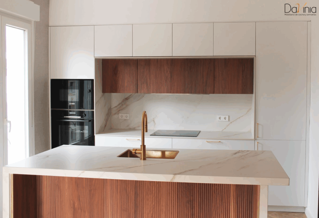 cocina efecto mármol y madera