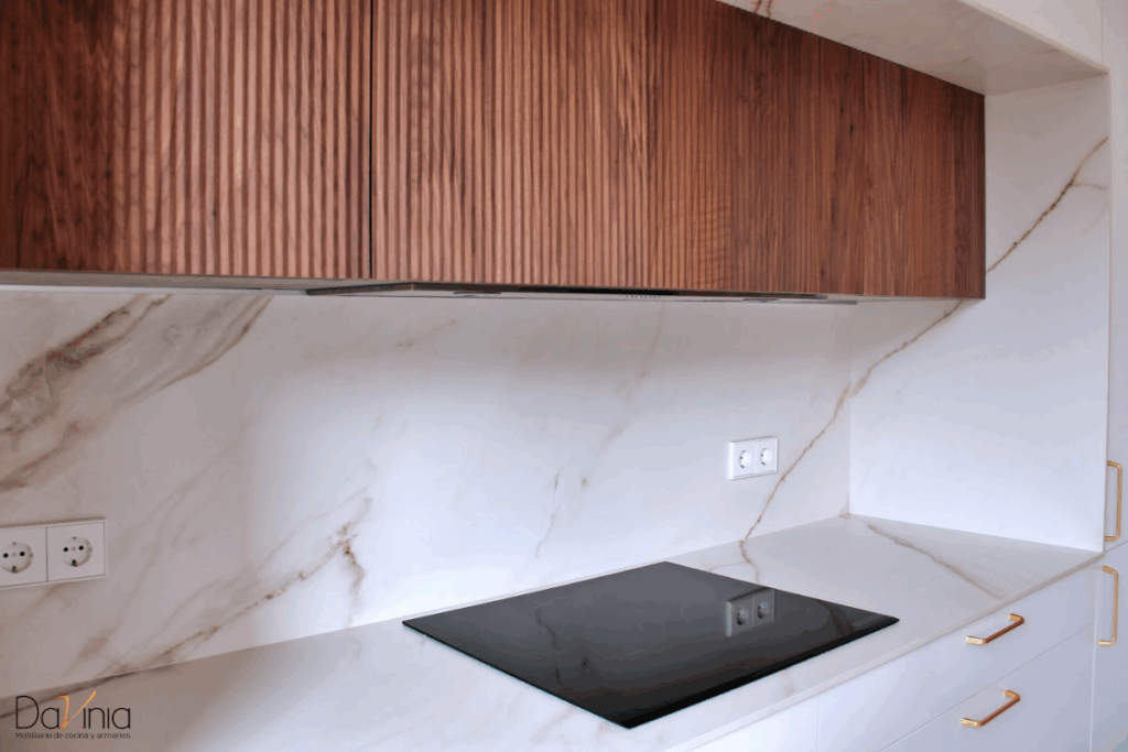 mueble de cocina con panel de madera