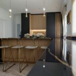 cocina moderna en gris y madera