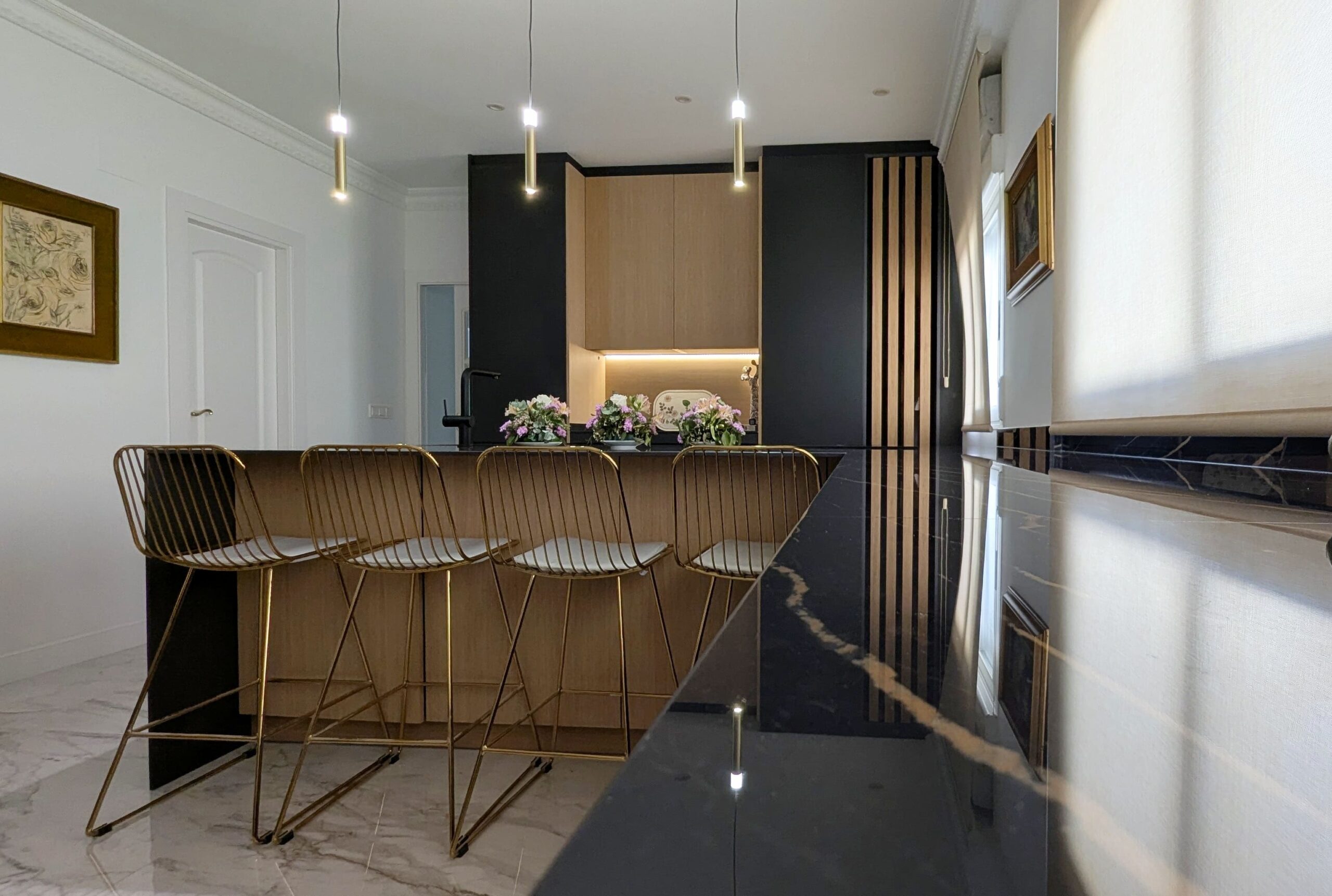 cocina moderna en gris y madera