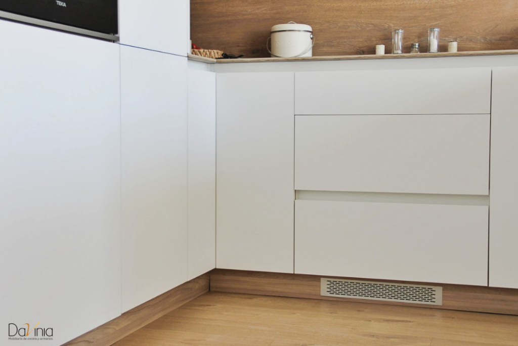 cocina en blanco y madera