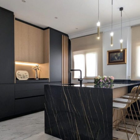 HOME COCINA EN GRIS Y MADERA