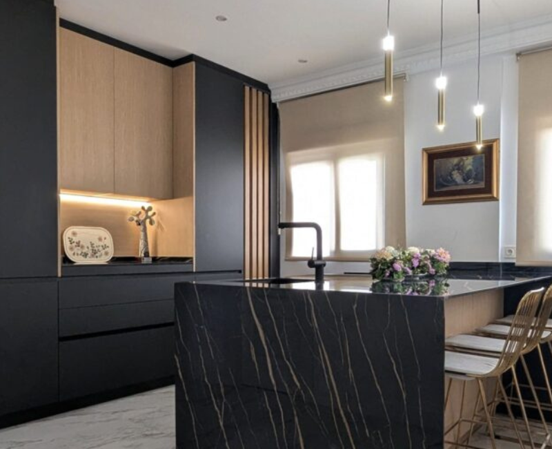 HOME COCINA EN GRIS Y MADERA