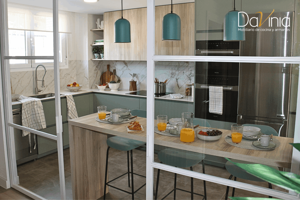 cocina con puertas correderas de vidrio