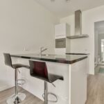cocina con isla pequeña