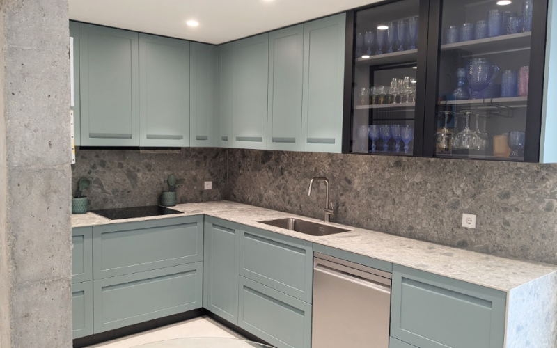 cocina con mobiliario en verde