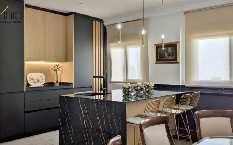 cocina en gris y madera