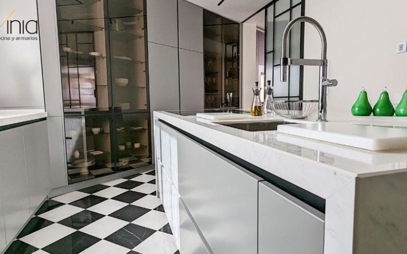 cocina en gris y blanco dos
